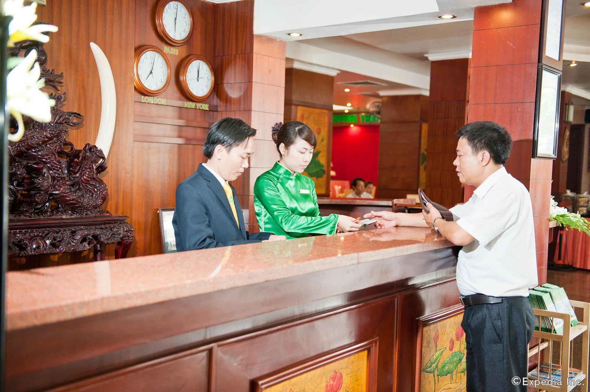 孟坦比涅酒店 荣市 外观 照片
